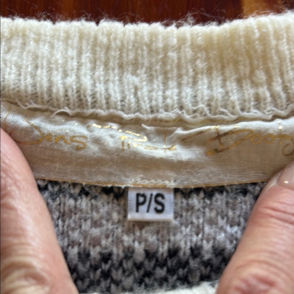 Cozy Black and Cream Patterned Sweater - Picture 3 of 4